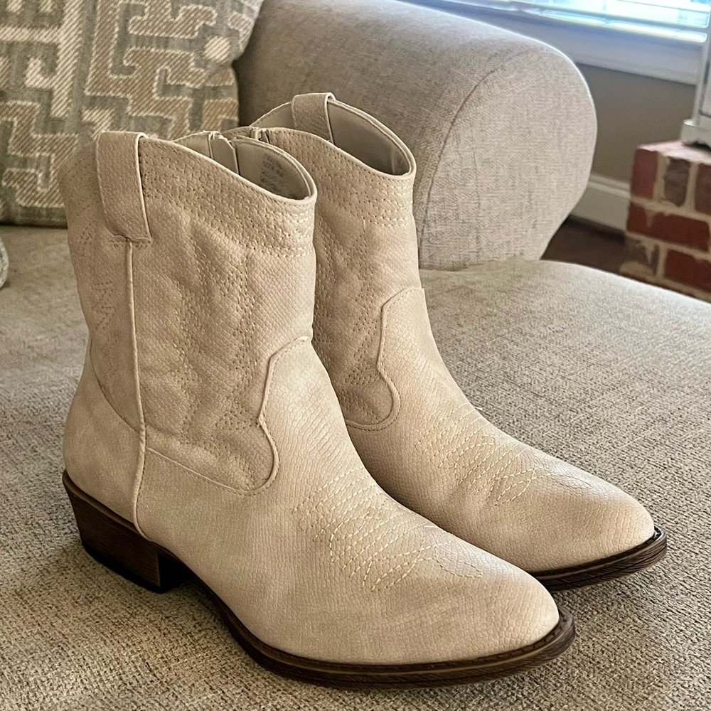 Coconuts by Matisse Cream Ankle Booties